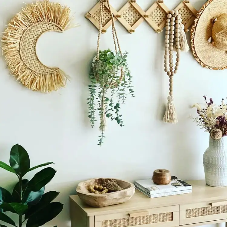 Bedroom Wall-mounted hooks or pegs